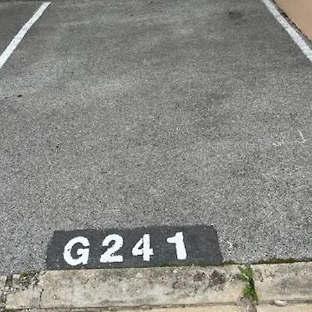 Apartamento : Lumineux 2 Pièces Avec Parking Dans Résidence Calme - Fr-1-226-536