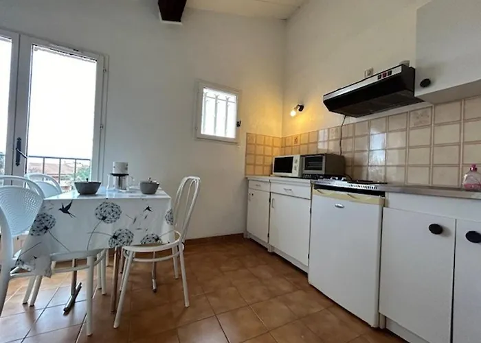 Appartement : Lumineux 2 Pieces Avec Parking Dans Calme - Fr-1-226-536 *